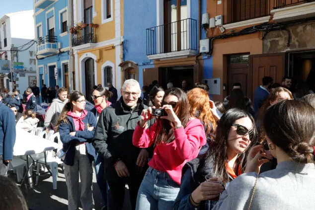 Los falleros toman las calles en Dénia: Oeste, Baix la Mar y Saladar llenan de eventos el domingo 25 concurso de paellas de baix la mar 2024 24
