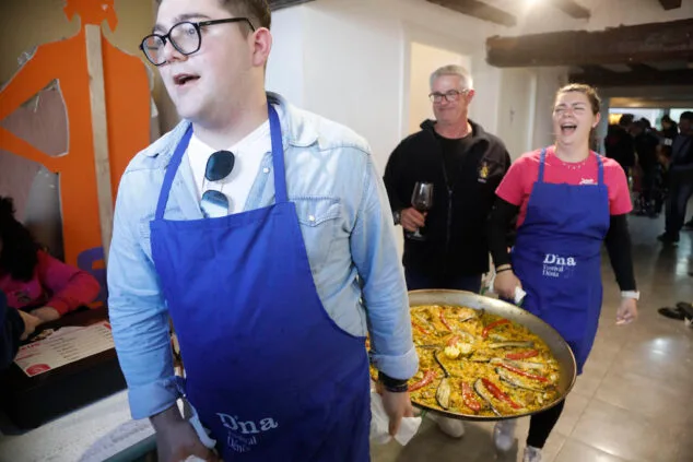 Los falleros toman las calles en Dénia: Oeste, Baix la Mar y Saladar llenan de eventos el domingo 29 concurso de paellas de baix la mar 2024 28