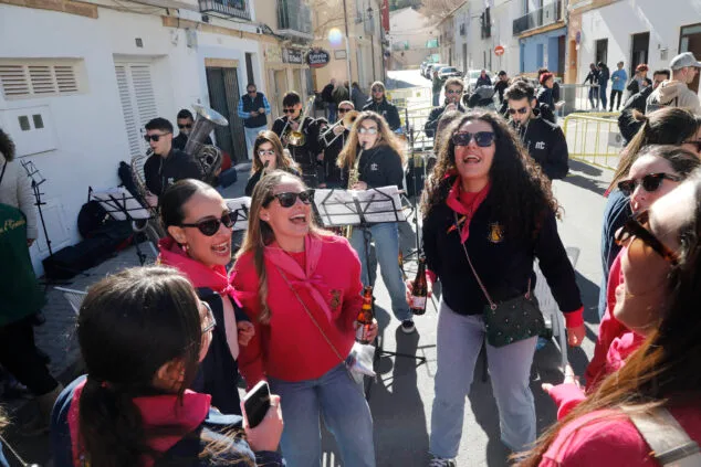 Los falleros toman las calles en Dénia: Oeste, Baix la Mar y Saladar llenan de eventos el domingo 31 concurso de paellas de baix la mar 2024 30