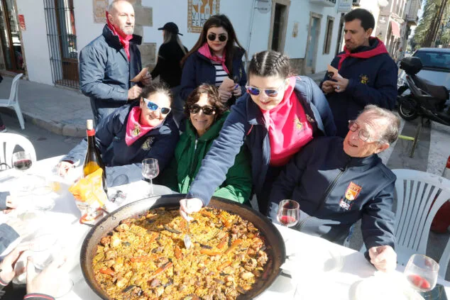 Los falleros toman las calles en Dénia: Oeste, Baix la Mar y Saladar llenan de eventos el domingo 35 concurso de paellas de baix la mar 2024 34