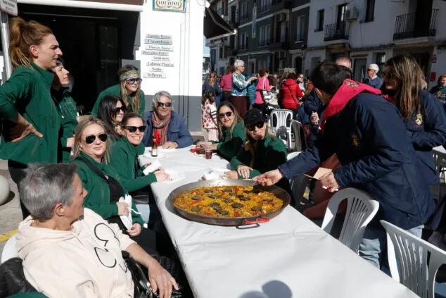 Los falleros toman las calles en Dénia: Oeste, Baix la Mar y Saladar llenan de eventos el domingo 39 concurso de paellas de baix la mar 2024 38