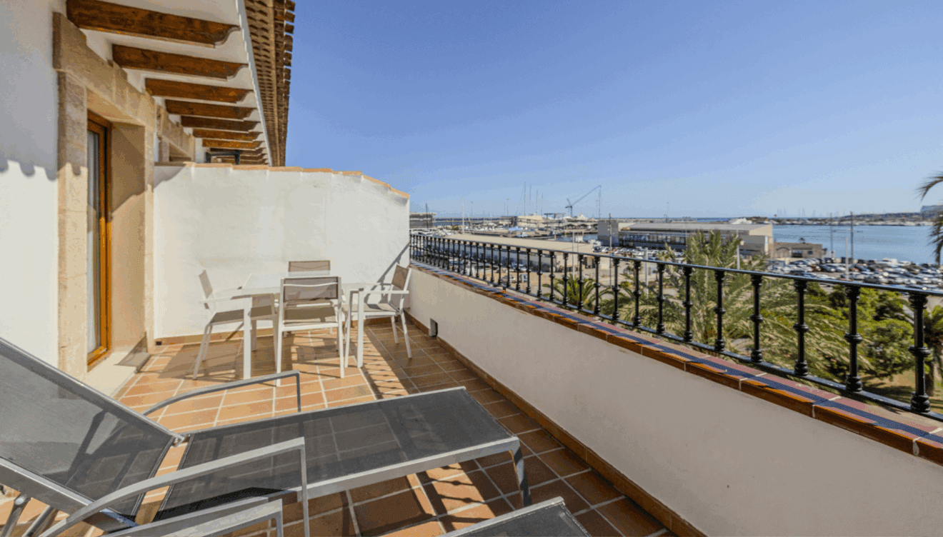 Deleitate con las vistas al puerto de Dénia