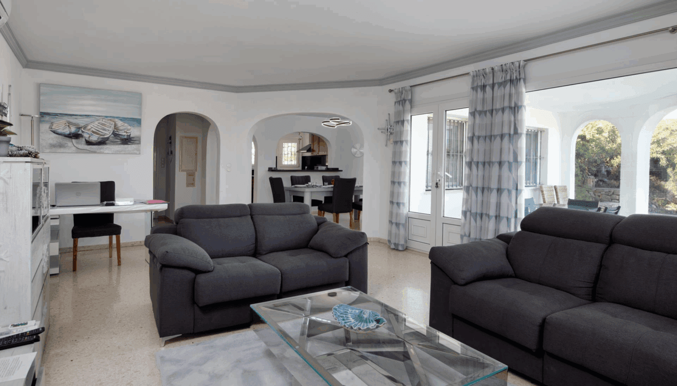 Descubre un moderno salón comedor en esta vivienda durante tu escapada