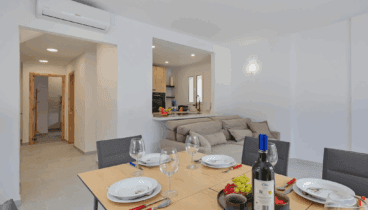 Disfruta de grandes reuniones y celebraciones en esta villa