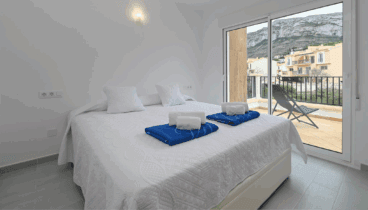 Dormitorio amplio y luminoso con terraza privada