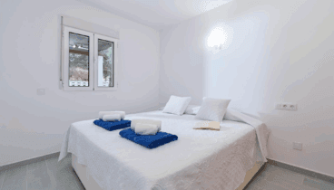 Dormitorio amplio y minimalista para relajarte en tus vacaciones