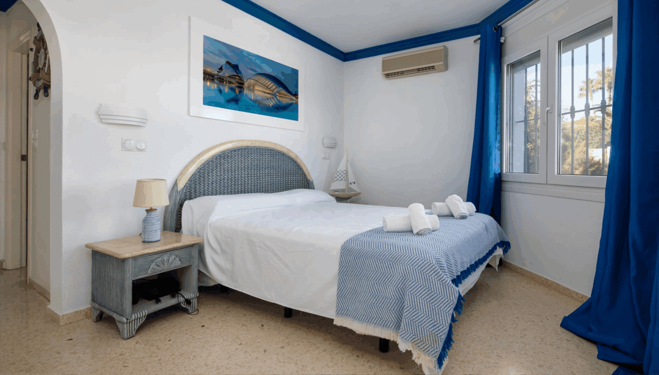 Dormitorio principal con mucha luz exterior