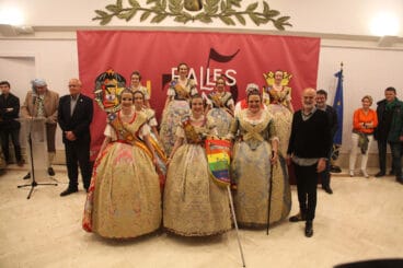 Entrega de uno de los premios falleros en el ayuntamiento