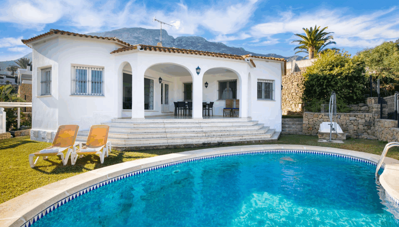 Escápate este verano y relájate en una piscina como esta