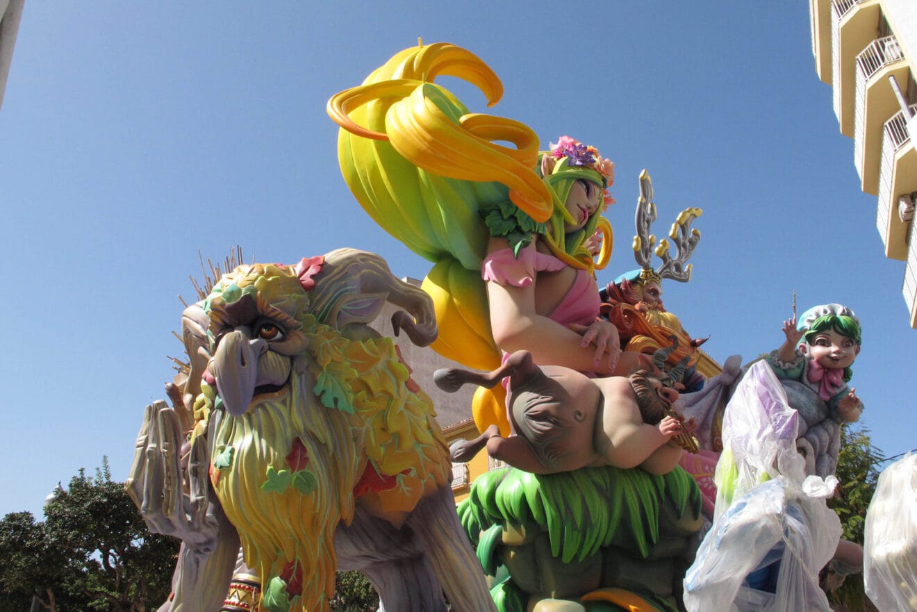 Falla Centro bajo los rayos de sol