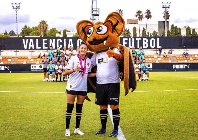 Imagen: Fiamma junto a la mascota del Valencia CF Femenino