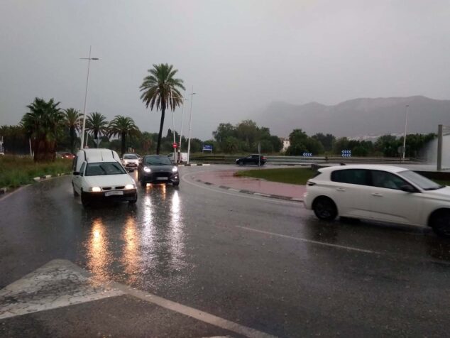 Imagen: Fuerte lluvia en la entrada de Dénia