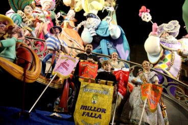 Ganadores de las últimas Falls de Dénia colocando los banderines en sus monumentos