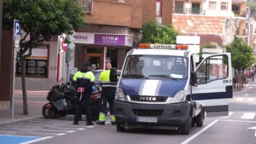 grua de la policia local de denia en una calle de la ciudad