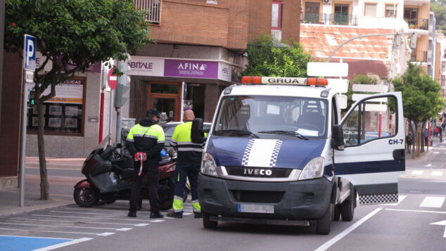 Imagen: Grúa de la Policía Local de Dénia en una calle de la ciudad