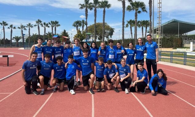 Imagen: Atletas del Club Baleària Diànium en el control de Torrevieja