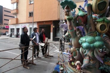 Jurado valorando uno de los monumentos falleros de Dénia