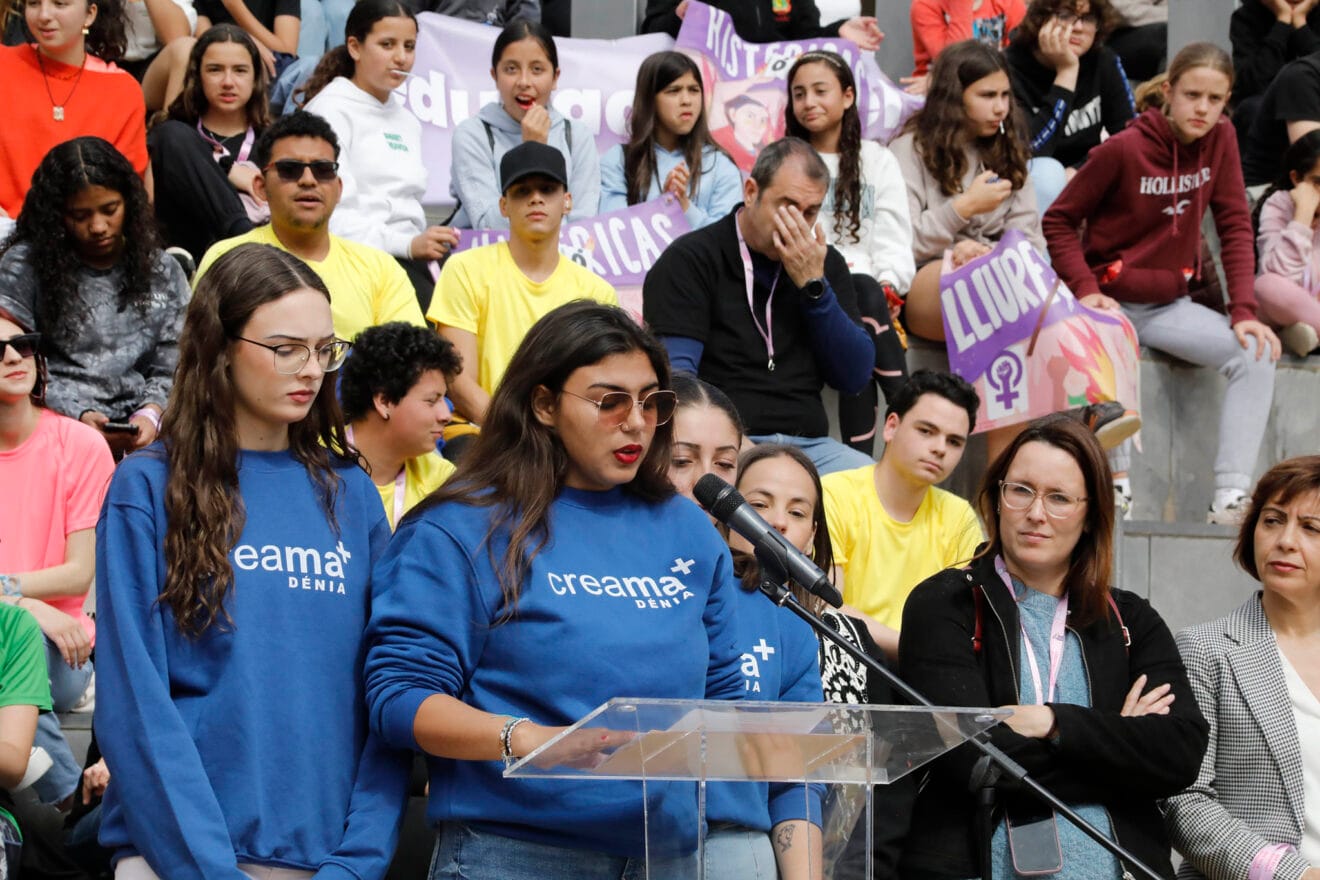 Lectura del manifiesto del 8M por parte de alumnas de Creama