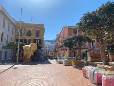 Llegan los primeros monumentos a Dénia01