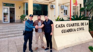 los vecinos de xabia junto a la guardia civil tras detener al delincuente que robaba en la marina alta