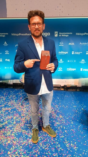 Luis E. Pérez con la Biznaga de Plata Premio del Público