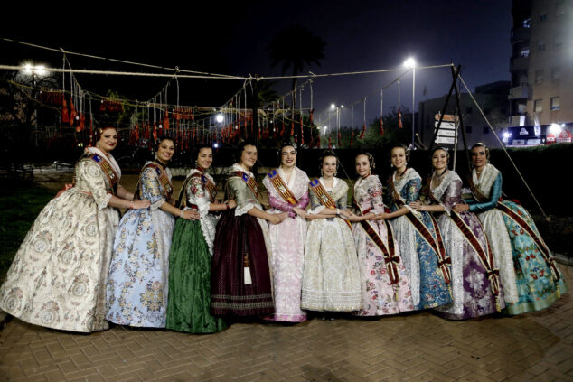Imatge: Falleres Majors de Dénia i les seues corts abans de la mascletà nocturna