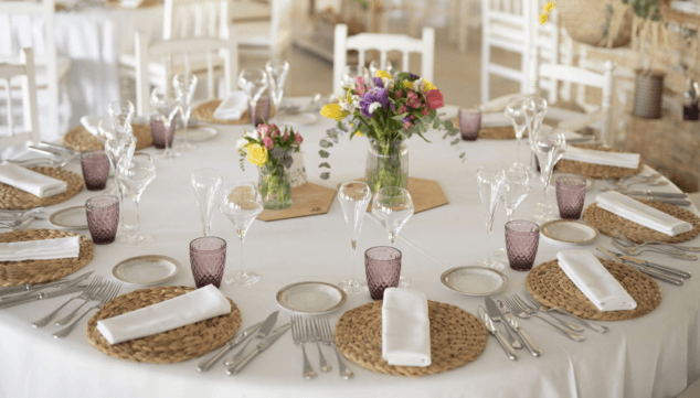 Imagen: Montaje de mesa vestida con decoración elegante para banquetes