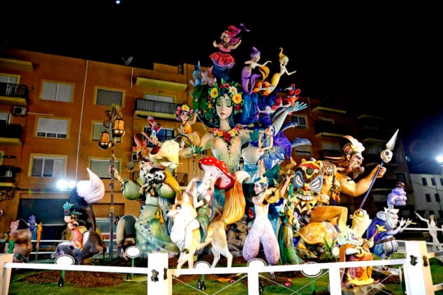 Imagen: Monumento grande de la Falla Baix la Mar de 2024, de noche