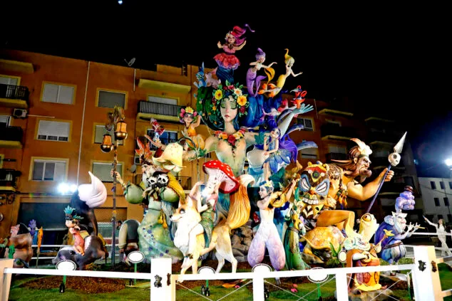 Así son, y así han quedado, los 11 monumentos falleros de les Falles de Dénia 2024 16 Imagen: Monumento grande de la Falla Baix la Mar de 2024, de noche