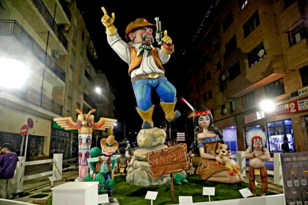 Imagen: Monumento grande de la Falla Campaments de 2024, de noche