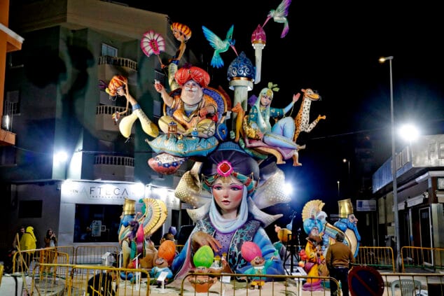 Imagen: Monumento grande de la Falla Darrere del Castell de 2024, de noche