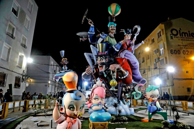 Imagen: Monumento grande de la Falla Diana de 2024, de noche