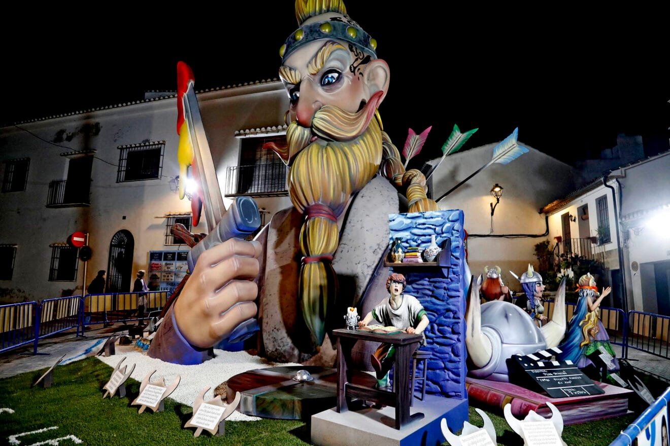 Monumento grande de la Falla Les Roques de 2024, de noche