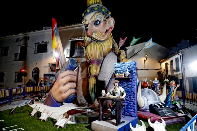 Imagen: Monumento grande de la Falla Les Roques de 2024, de noche