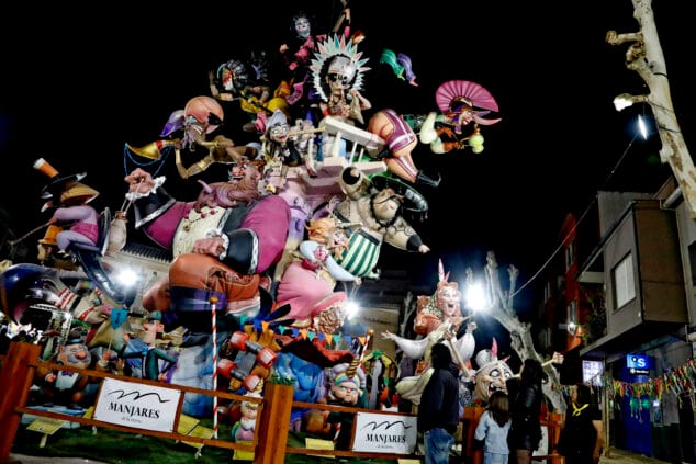 Imagen: Monumento grande de la Falla Oeste de 2024, de noche