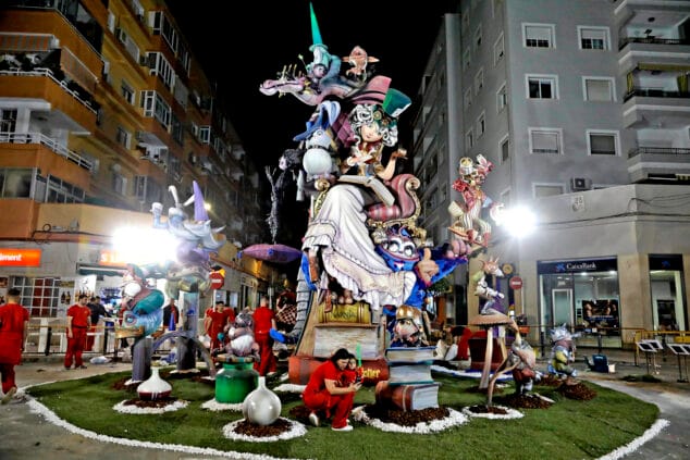 Imagen: Monumento grande de la Falla París-Pedrera de 2024, de noche