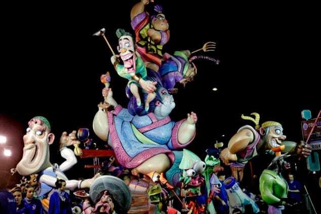 Imagen: Monumento grande de la Falla Port-Rotes de 2024, de noche