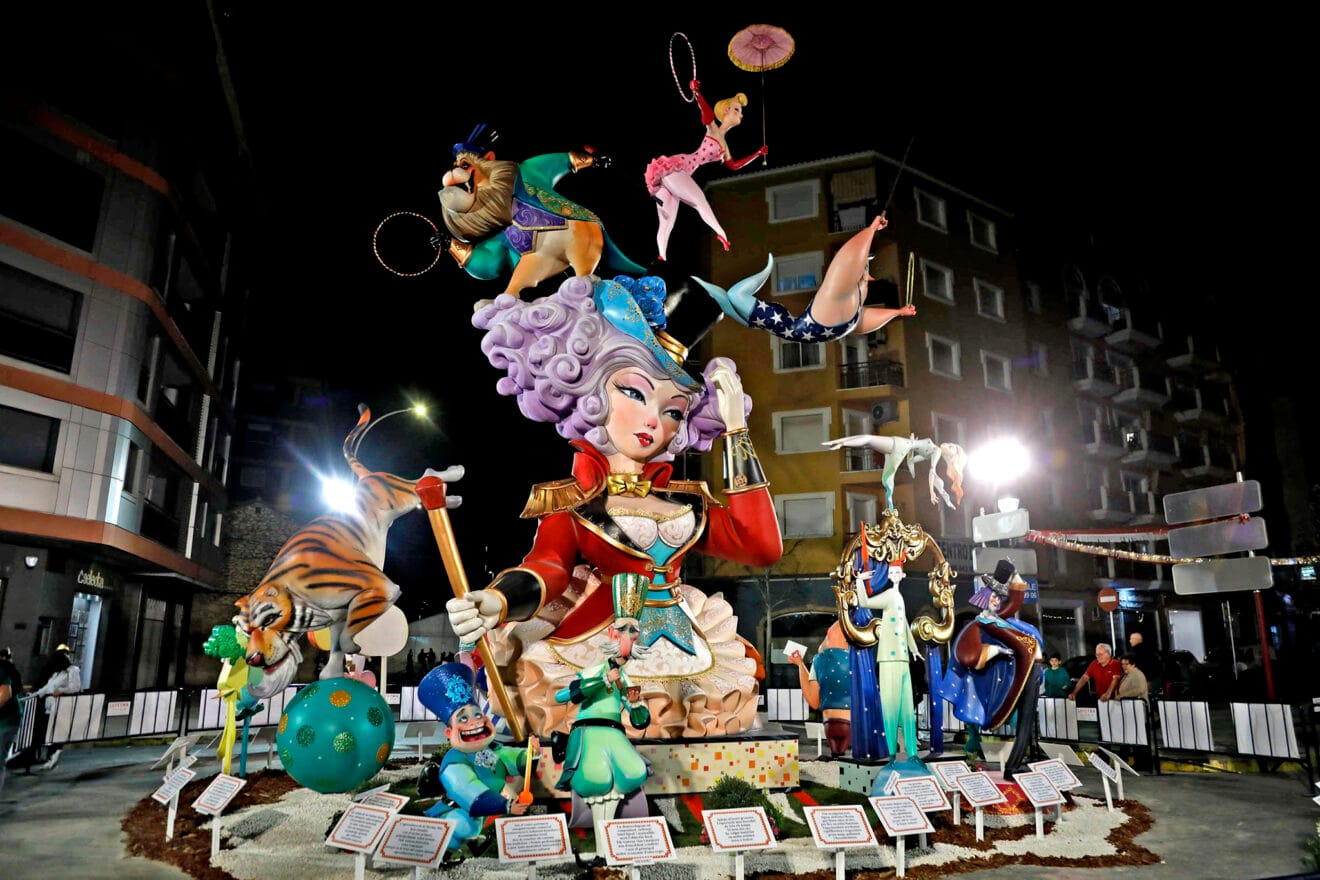 Monumento grande de la Falla Saladar de 2024, de noche