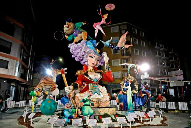 Imagen: Monumento grande de la Falla Saladar de 2024, de noche