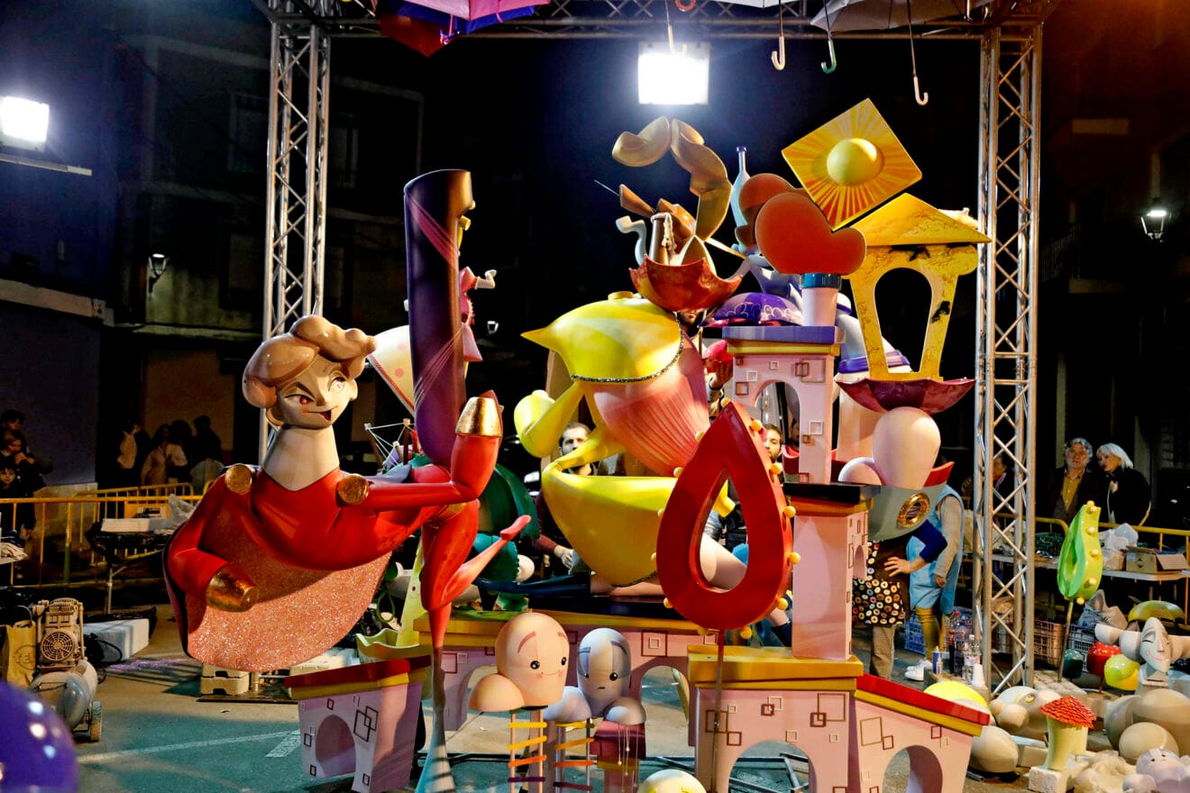 Monumento infantil de la Falla Baix la Mar de 2024, de noche