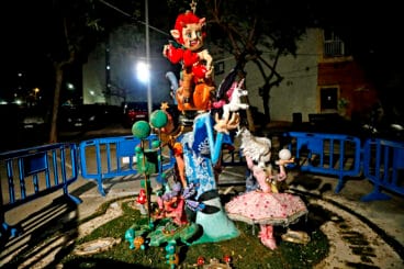 Monumento infantil de la Falla Camp Roig de 2024, de noche