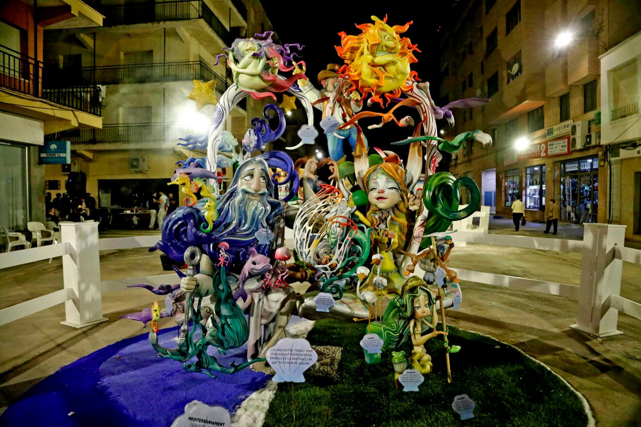 Monumento infantil de la Falla Campaments de 2024, de noche