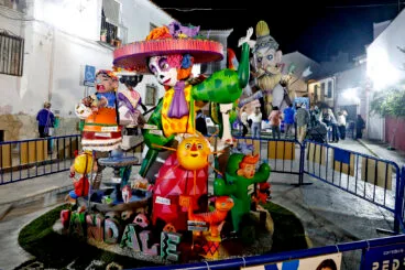 Monumento infantil de la Falla Les Roques de 2024, de noche