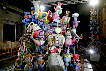 Monumento infantil de la Falla Oeste de 2024, de noche