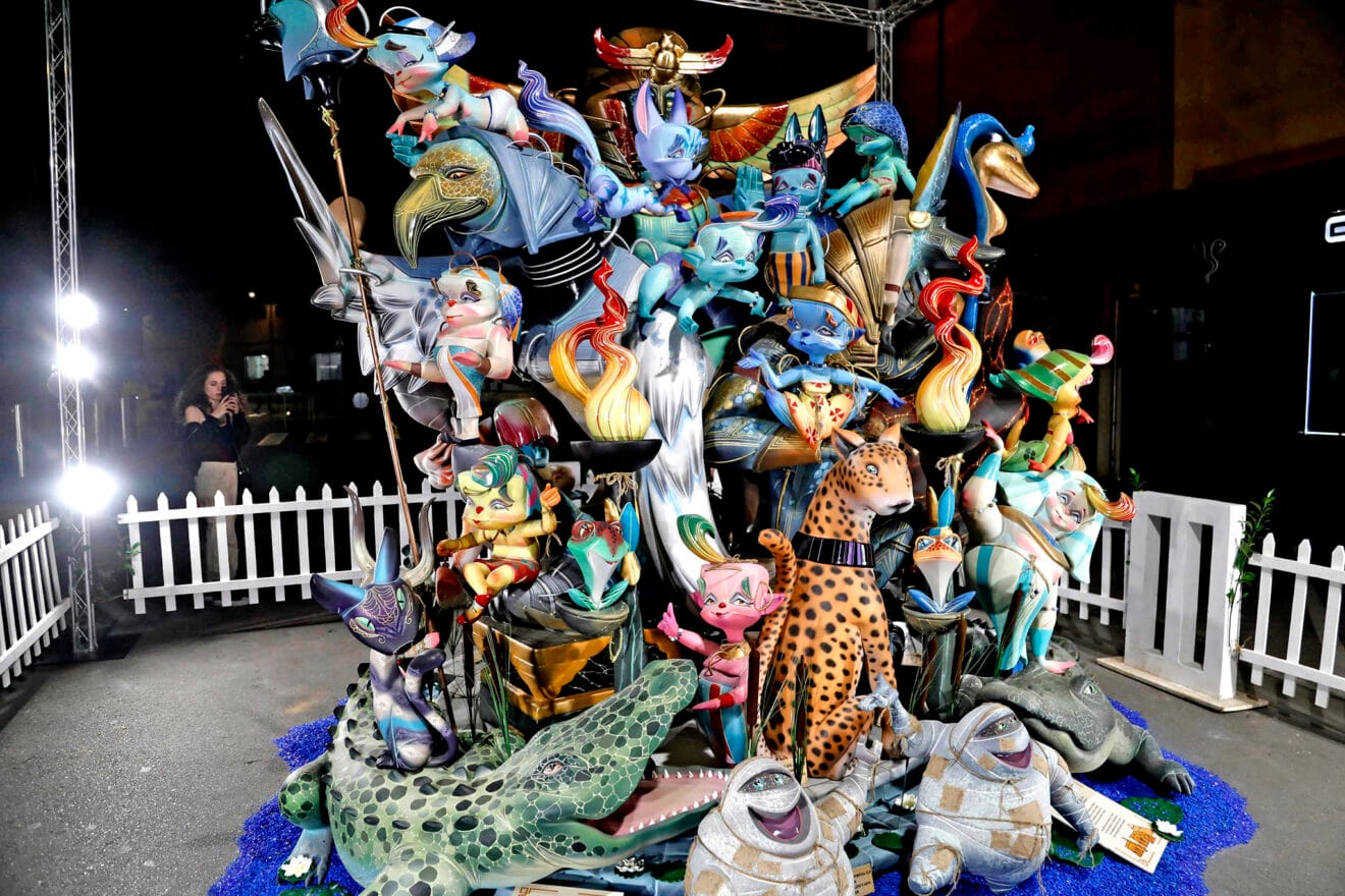 Monumento infantil de la Falla París-Pedrera de 2024, de noche