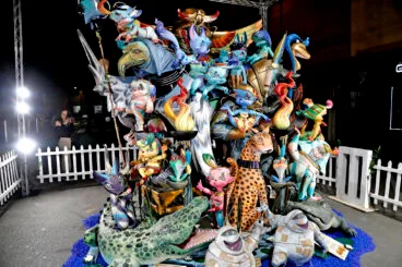 Monumento infantil de la Falla París-Pedrera de 2024, de noche