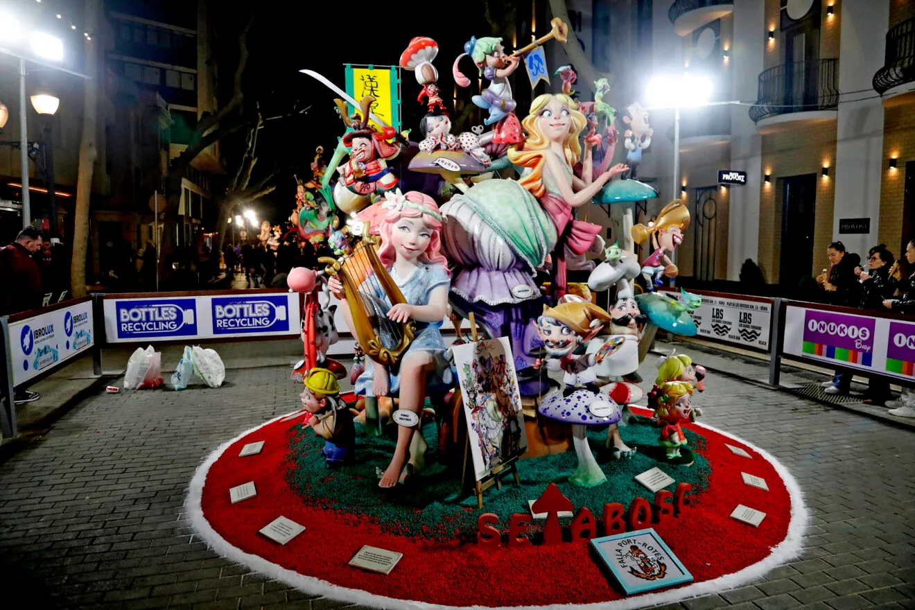 Monumento infantil de la Falla Port-Rotes de 2024, de noche