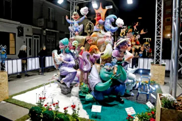 Monumento infantil de la Falla Saladar de 2024, de noche