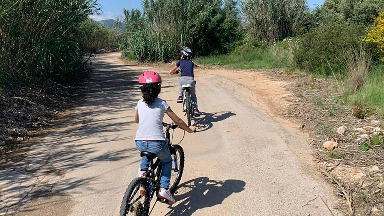 Niños realizando una ruta destacada