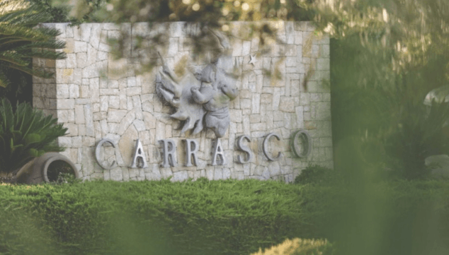 Imagen: Pared exterior de piedra con el rótulo emblemático de Salones Carrasco